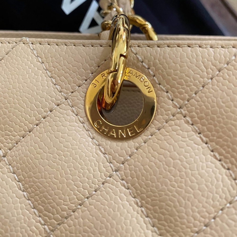 Like new Chanel GST beige , come with card, box, duster .. fullset